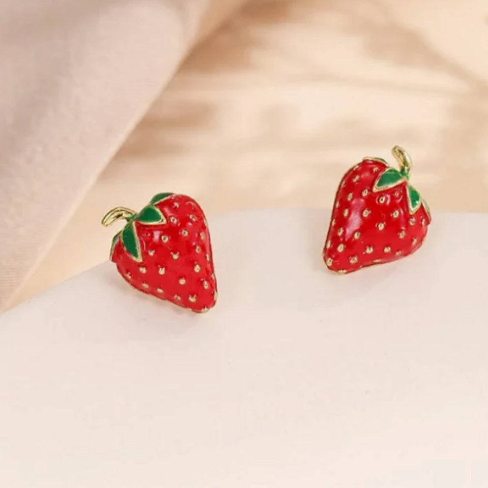 Boucles d'Oreilles Clous Fraise en Émail Rouge Doré