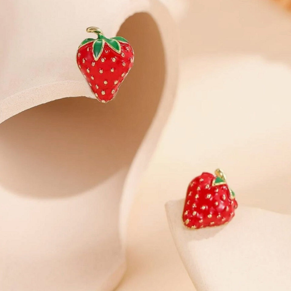 Boucles d'Oreilles Clous Fraise en Émail Rouge Doré
