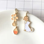 Boucles d'Oreilles Asymétriques Chat et Fleurs Pêche