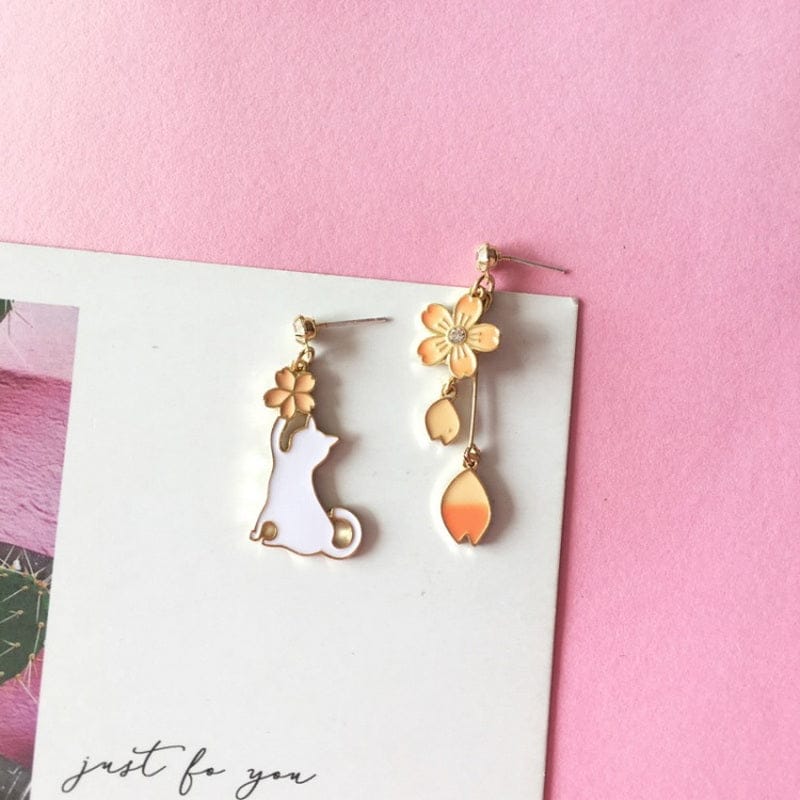 Boucles d'Oreilles Asymétriques Chat et Fleurs Pêche