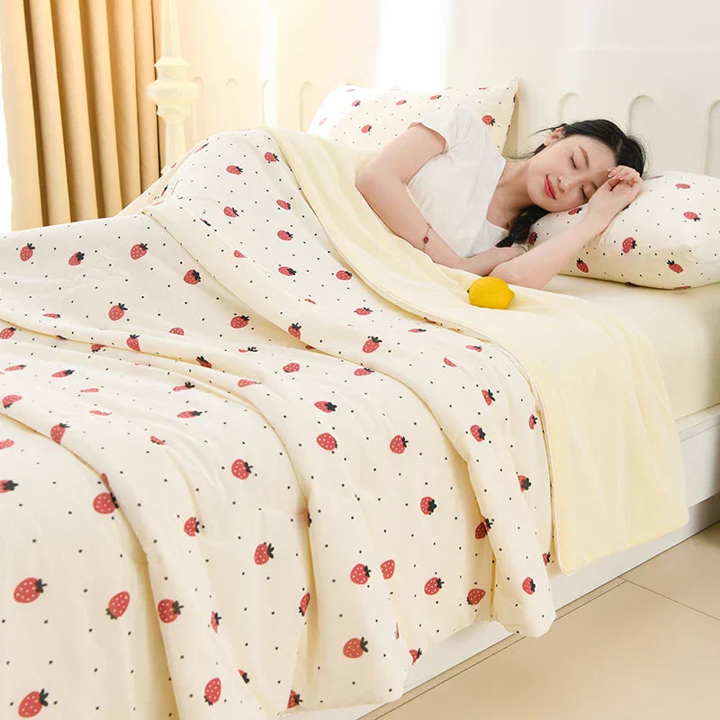 Couette d'Été Crème Réversible Motif Fraises
