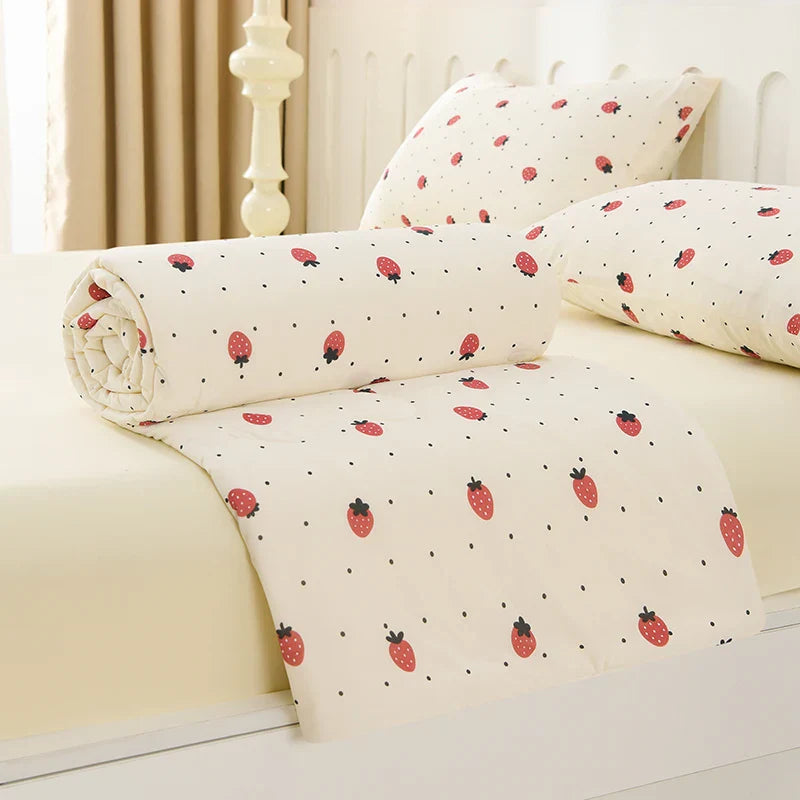 Couette d'Été Crème Réversible Motif Fraises