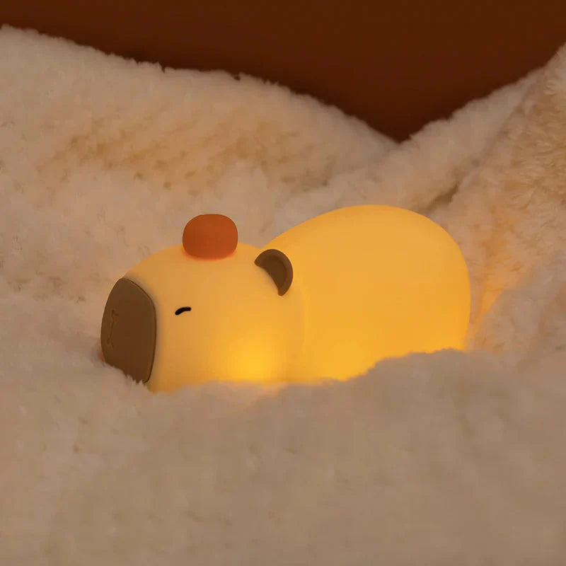 Veilleuse Capybara Endormi à Fruit Rouge