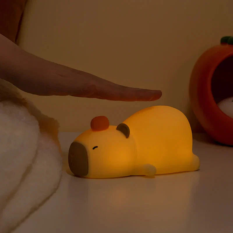 Veilleuse Capybara Endormi à Fruit Rouge