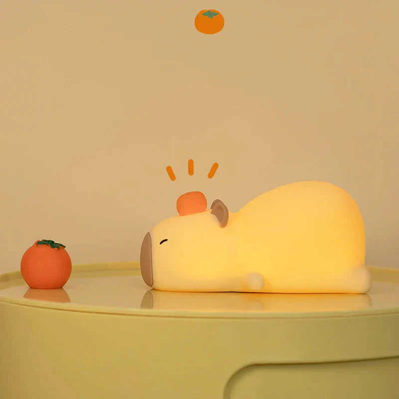 Veilleuse Capybara Endormi à Fruit Rouge