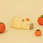 Veilleuse Capybara Endormi à Fruit Rouge