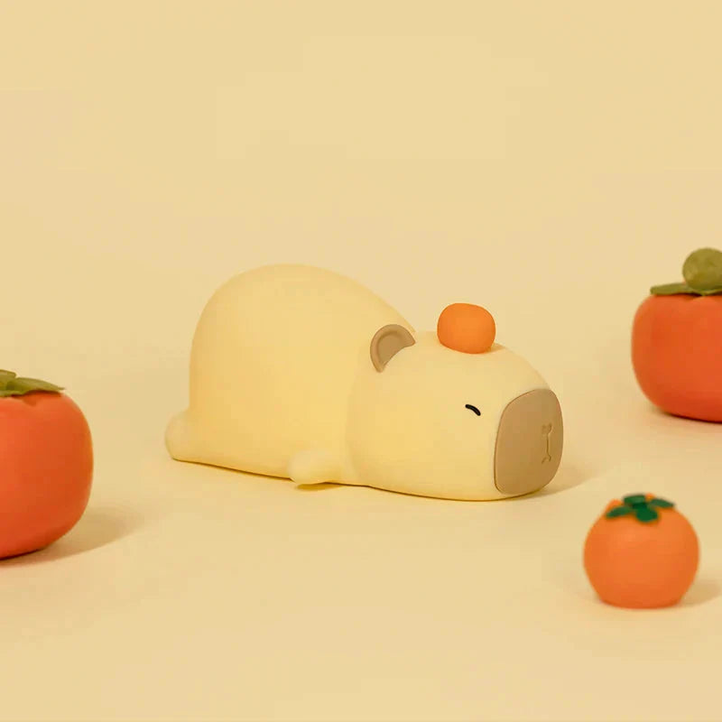 Veilleuse Capybara Endormi à Fruit Rouge
