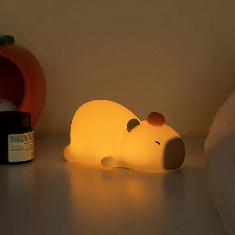 Veilleuse Capybara Endormi à Fruit Rouge