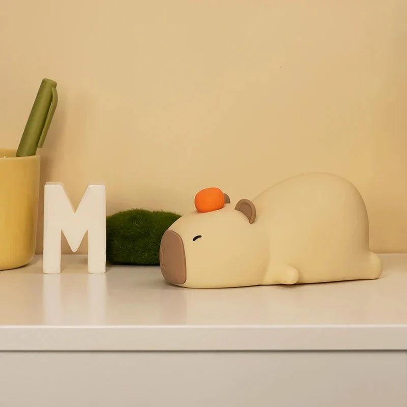 Veilleuse Capybara Endormi à Fruit Rouge