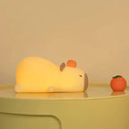 Veilleuse Capybara Endormi à Fruit Rouge