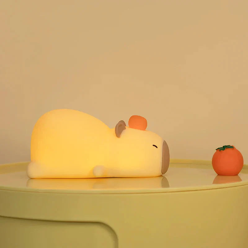 Veilleuse Capybara Endormi à Fruit Rouge