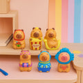 Figurine Capybara à Crinière Bleue et Cœur Orange