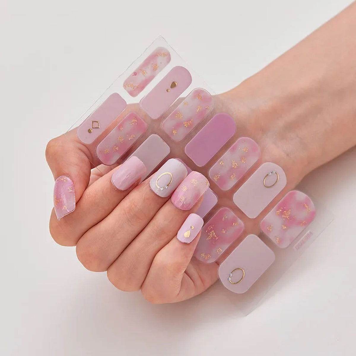 Sticker Nail Art Rose aux Détails Dorés