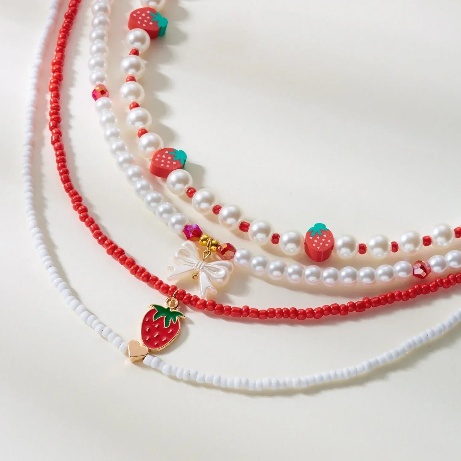 Collier Multirangs Perles et Fraises Rouge et Blanc