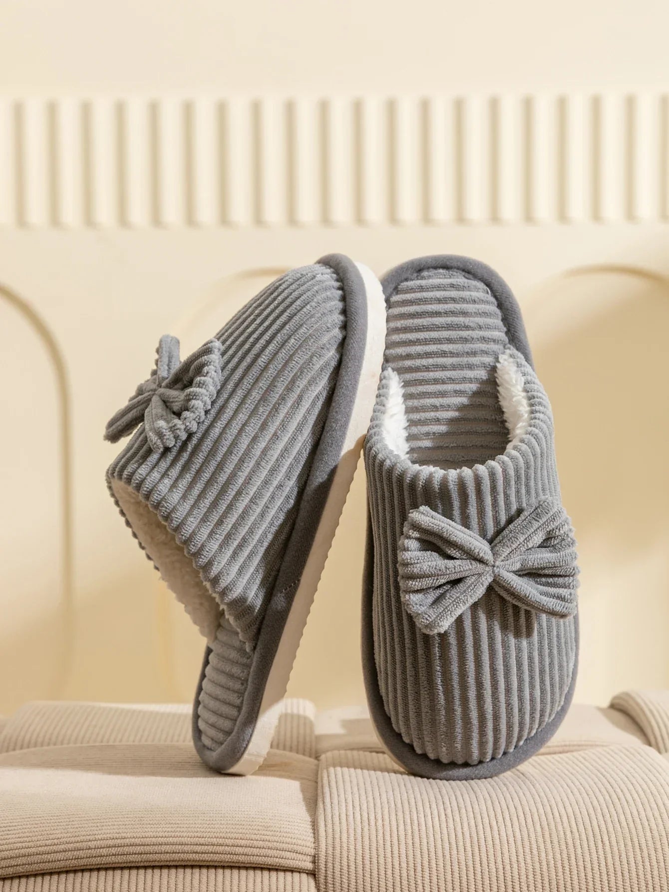 Chaussons en Peluche Côtelée Beige à Nœud